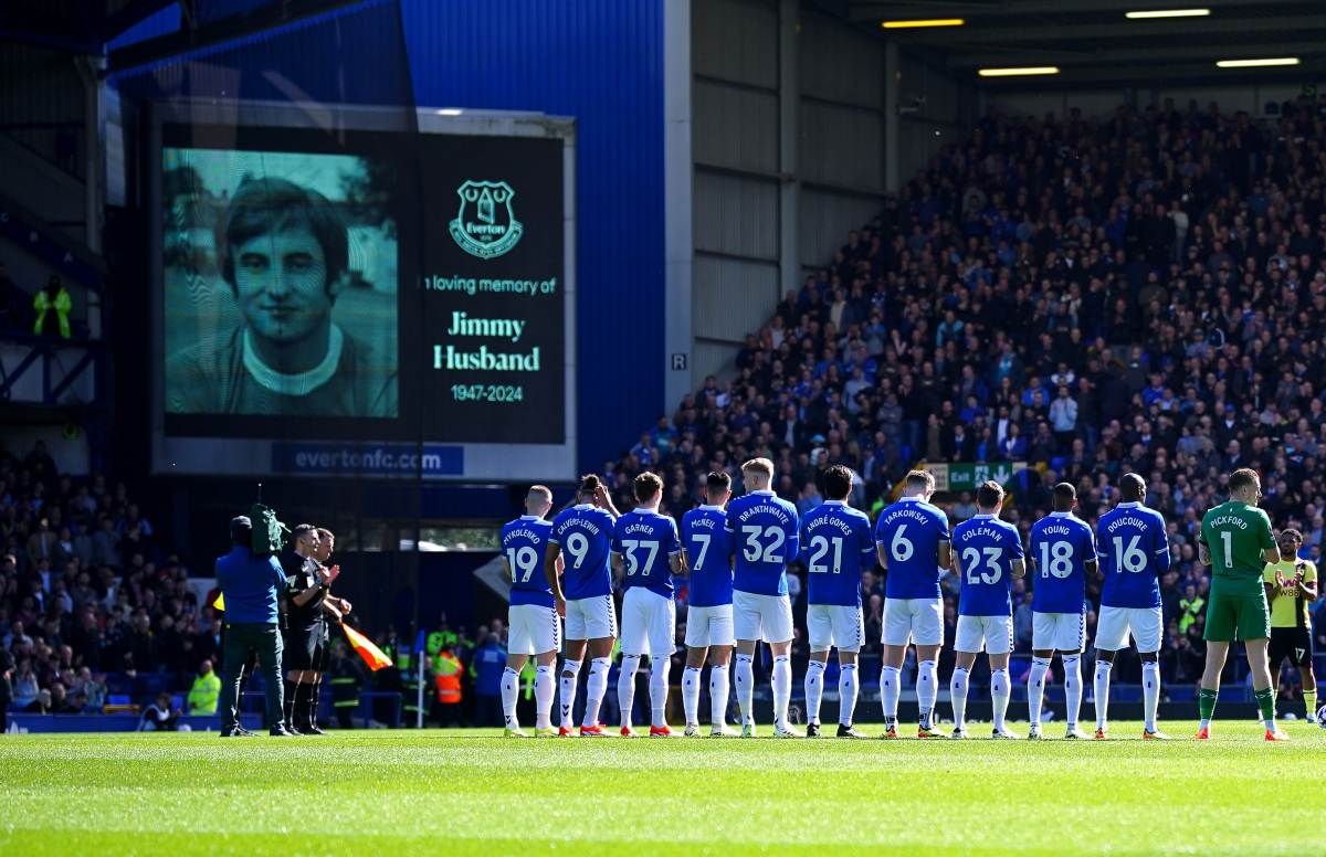 曼城球迷欢呼，对手难以组织反击