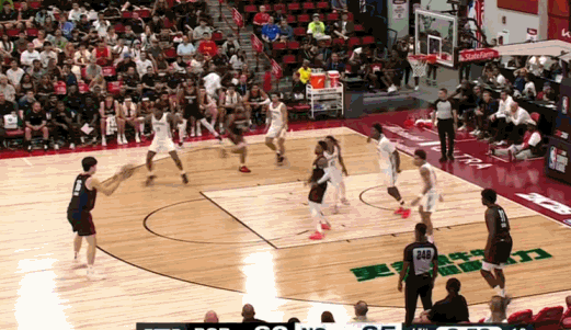 防守端团队协作默契，对手狙击手无功而返