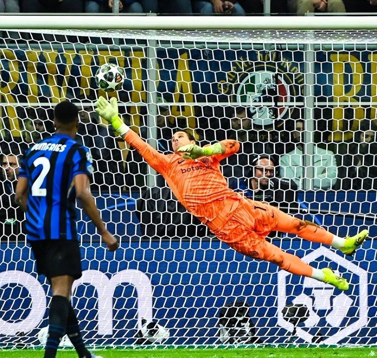 包含诺里奇城门将精彩扑救，助球队逆转获胜的词条