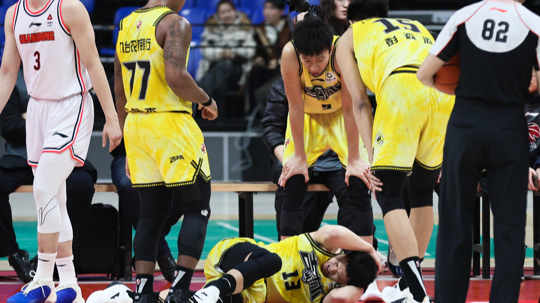 球队备战遇重伤患，关键球员恐无缘出场的简单介绍