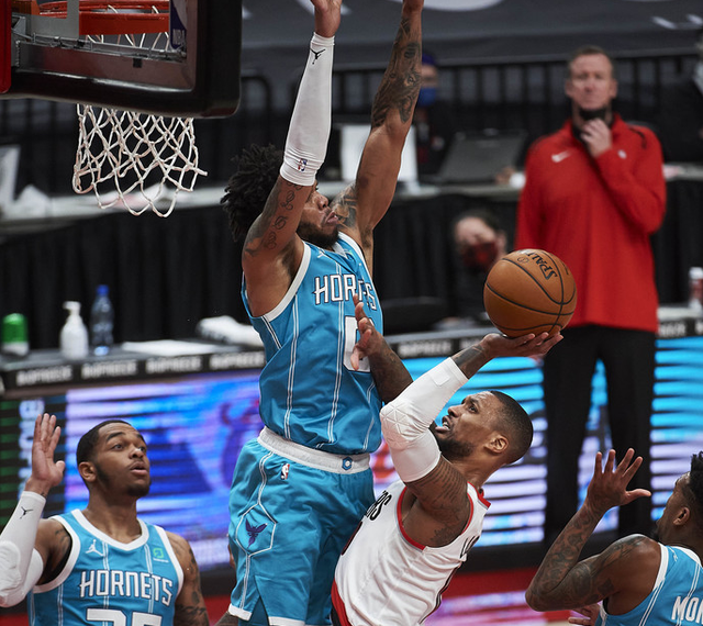 开拓者大胜黄蜂，难得诺维茨基率队取胜