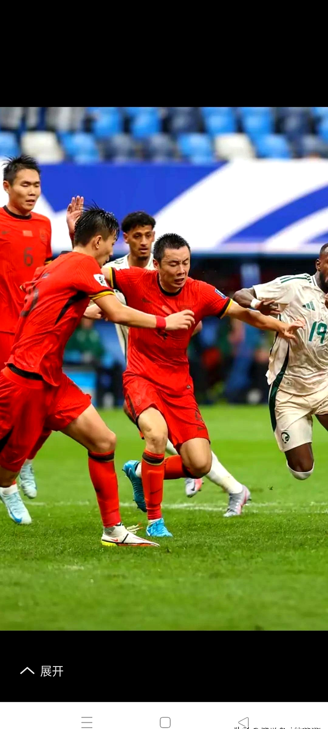 国内足球比赛持续进行，球迷们情绪高涨