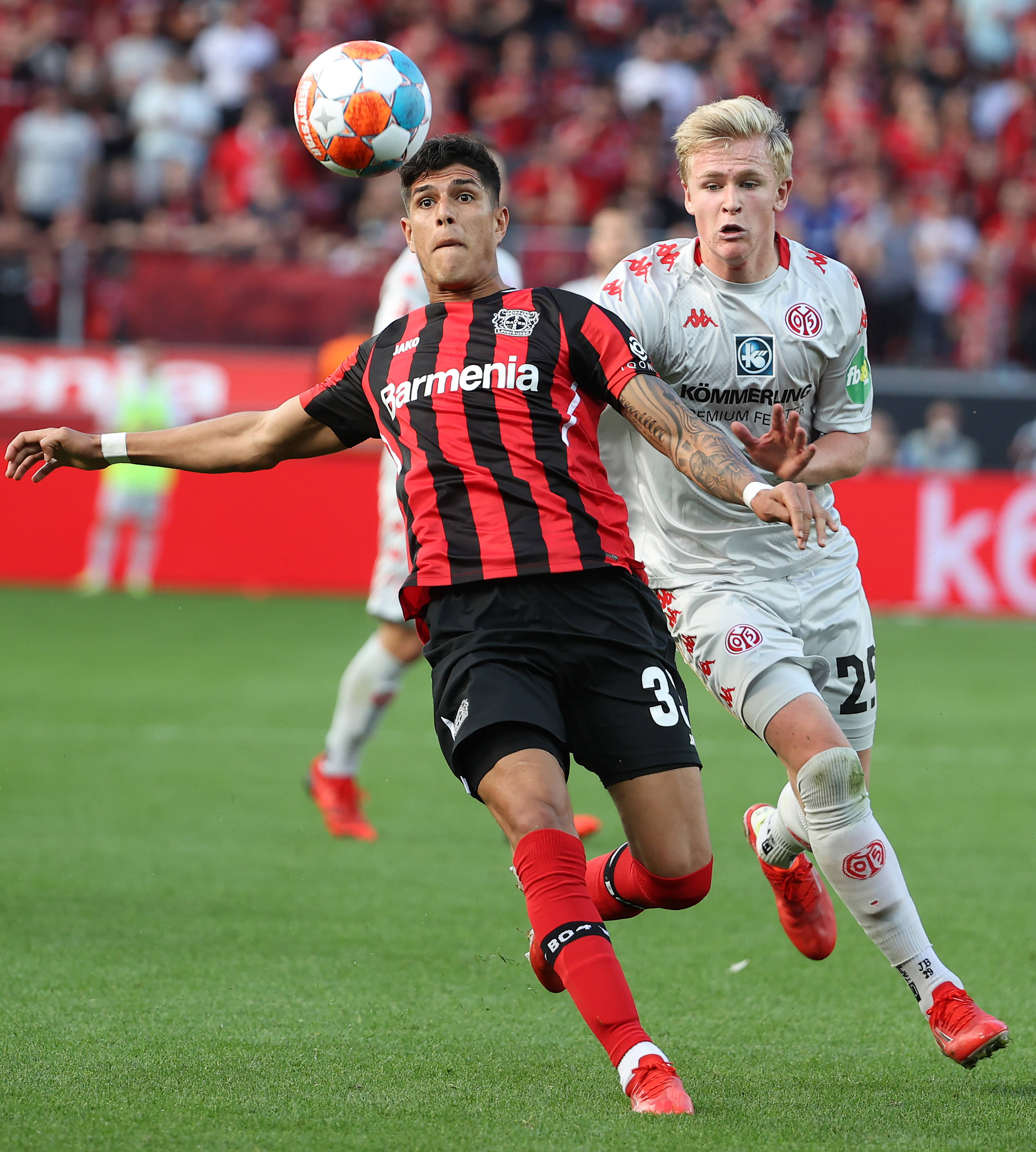 沃尔夫斯堡客战胜勒沃库森登顶德甲积分榜，实力彰显