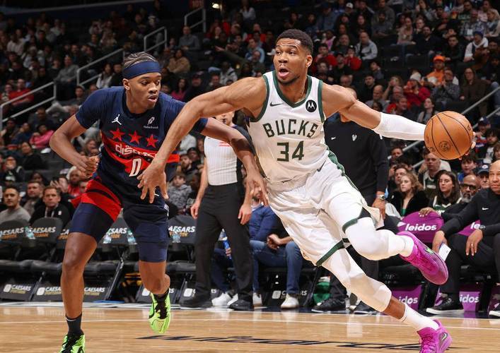 篮网惊险逆转雄鹿，总比分追平的简单介绍