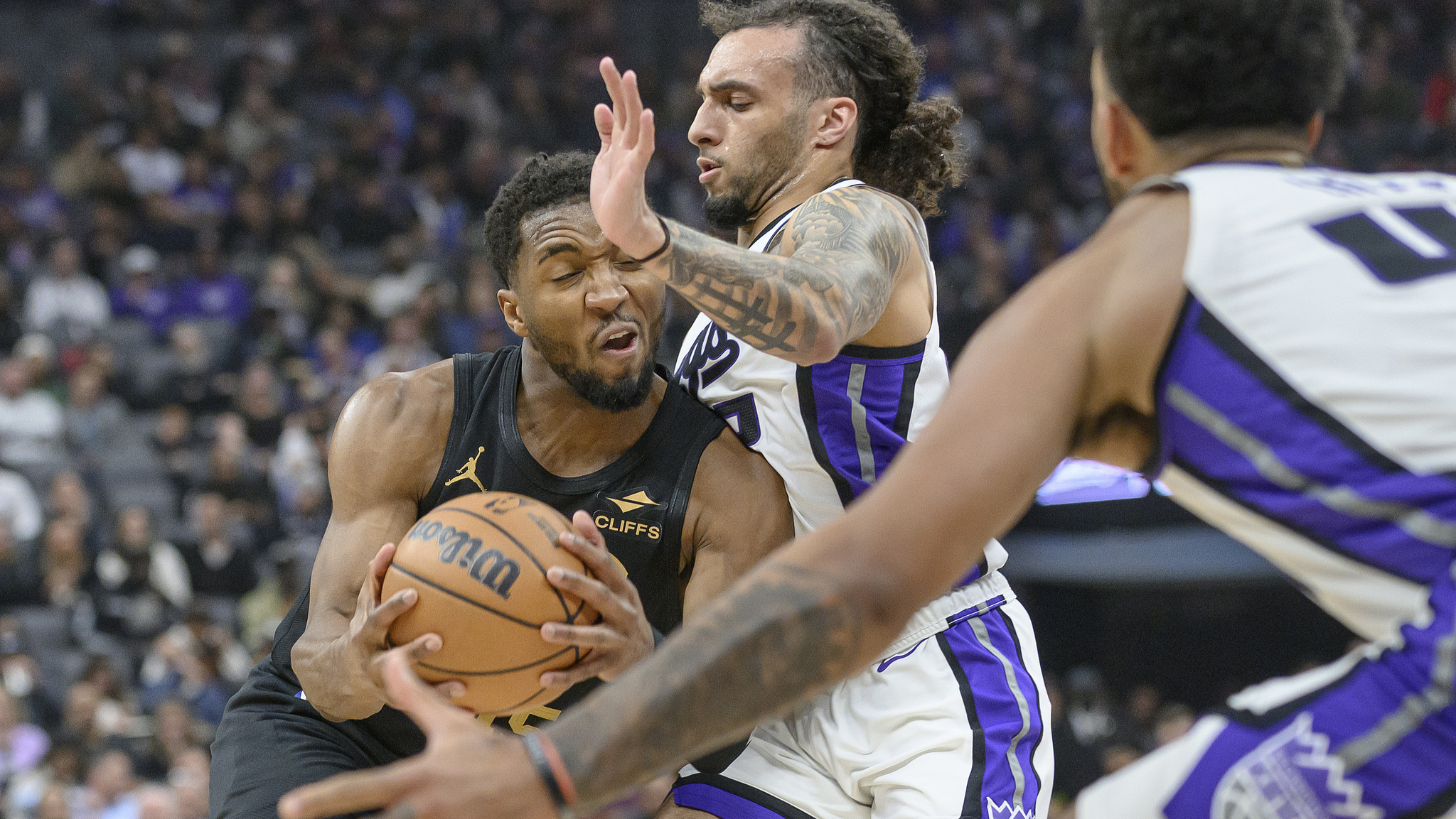 爵士击败国王结束三连败的简单介绍 爵士击败国王结束三连败的简单介绍